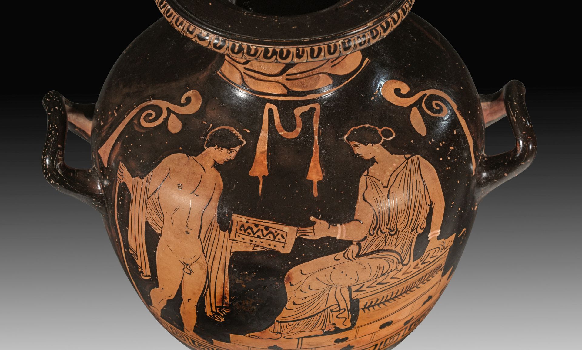 Apulian red-figure hydria, near the Tarpoley Painter. - Image 2 of 2