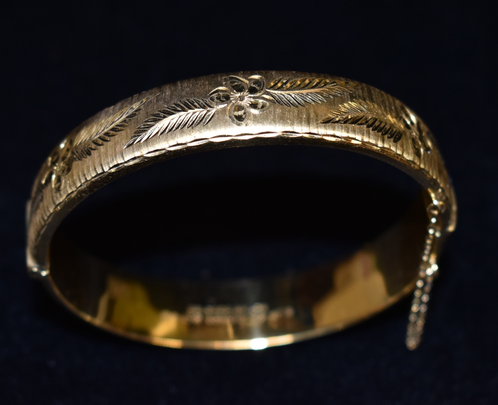 A ROLLED GOLD HINGED BANGLE OF HOLLOW CONSTRUCTION with fern and flower head design, marked inside - Image 5 of 5