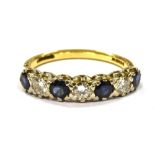 A DIAMOND AND SAPPHIRE SIX STONE GOLD RING comprising three round brilliant cut diamonds, a total