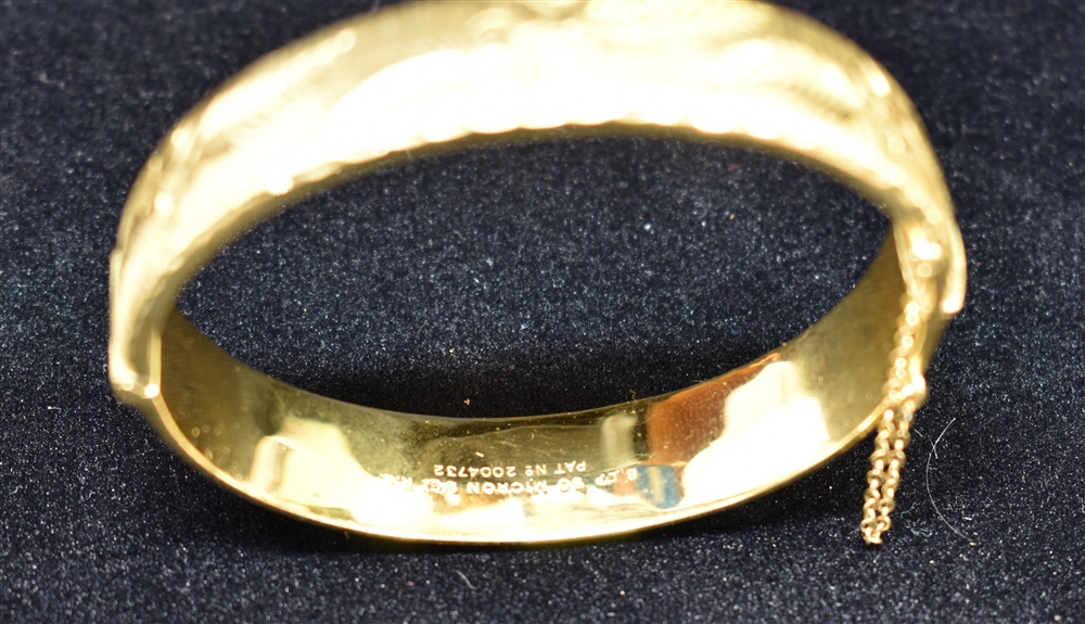 A ROLLED GOLD HINGED BANGLE OF HOLLOW CONSTRUCTION with fern and flower head design, marked inside - Image 4 of 5