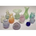 ELEVEN PIECES OF CAITHNESS AND SIMILAR GLASS the largest green glass vase 16.5cm high