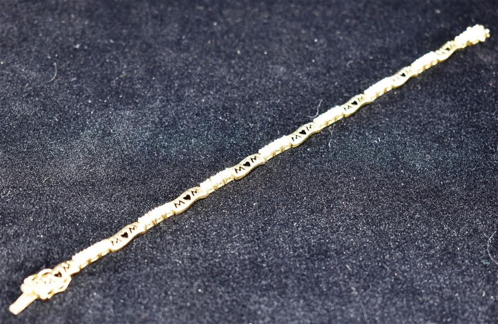A ROLLED GOLD HINGED BANGLE OF HOLLOW CONSTRUCTION with fern and flower head design, marked inside - Image 3 of 5