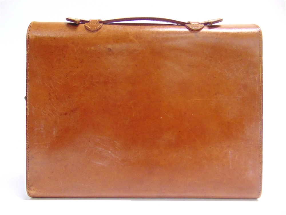 A LEATHER STATIONERY CASE with a fitted dark green leather interior, complete with carrying - Bild 4 aus 4