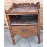 A GEORGE III MAHOGANY TRAY TOP COMMODE with a sliding, removable tray top and a hinged lid to the