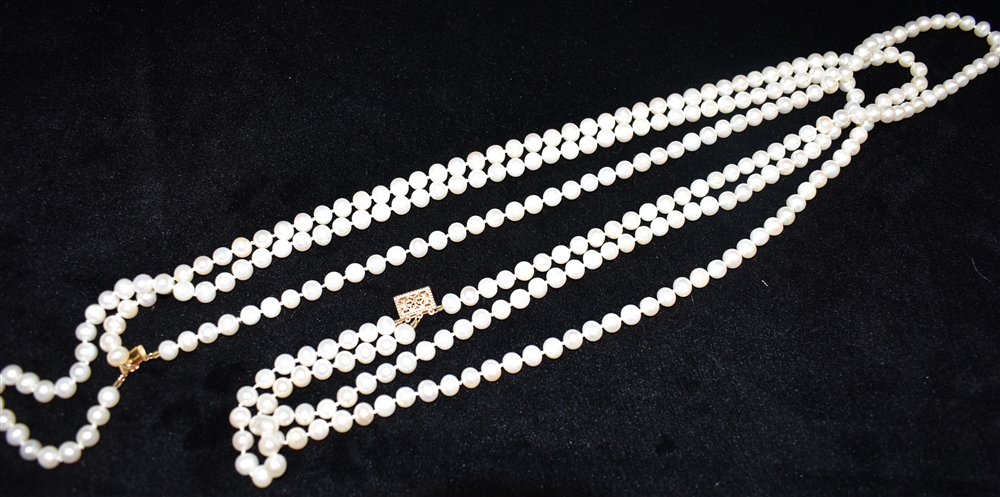 A THREE ROW CULTURED PEARL NECKLACE with a 14ct yellow gold clasp, the uniform round to off round