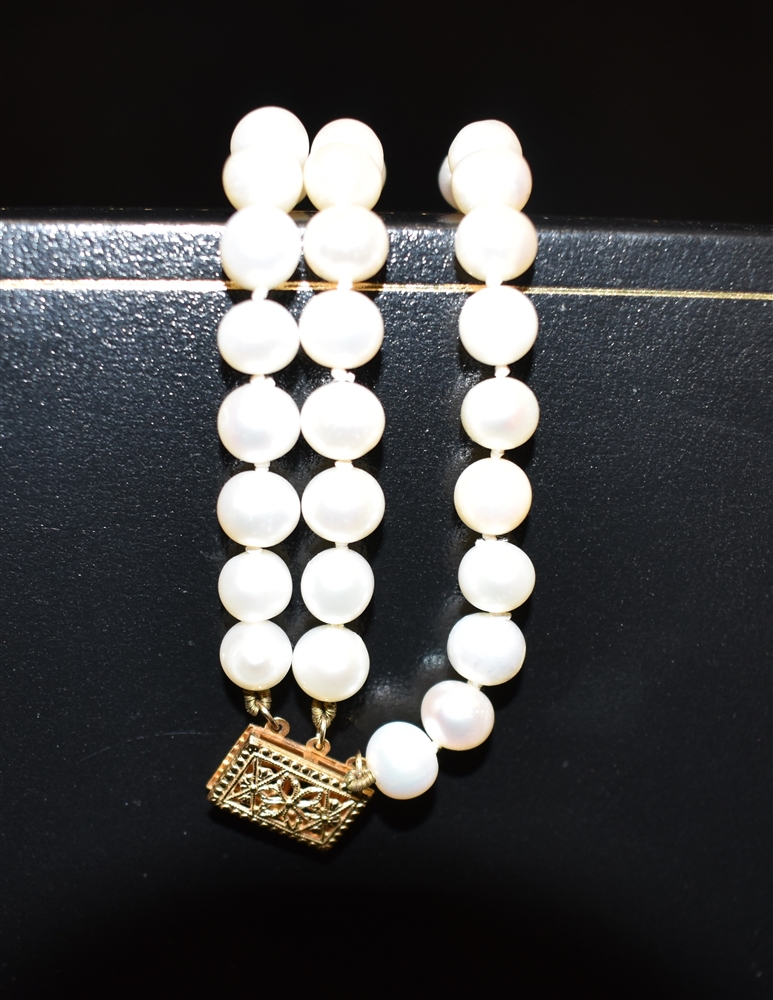 A THREE ROW CULTURED PEARL NECKLACE with a 14ct yellow gold clasp, the uniform round to off round - Image 4 of 4