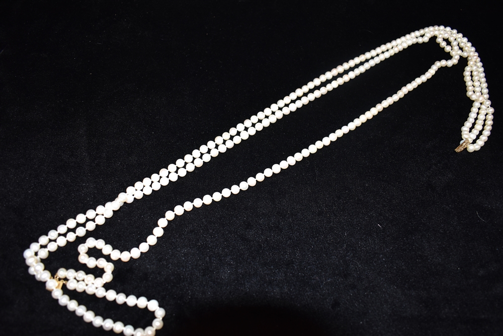 A THREE ROW CULTURED PEARL NECKLACE with a 14ct yellow gold clasp, the uniform round to off round - Image 3 of 4