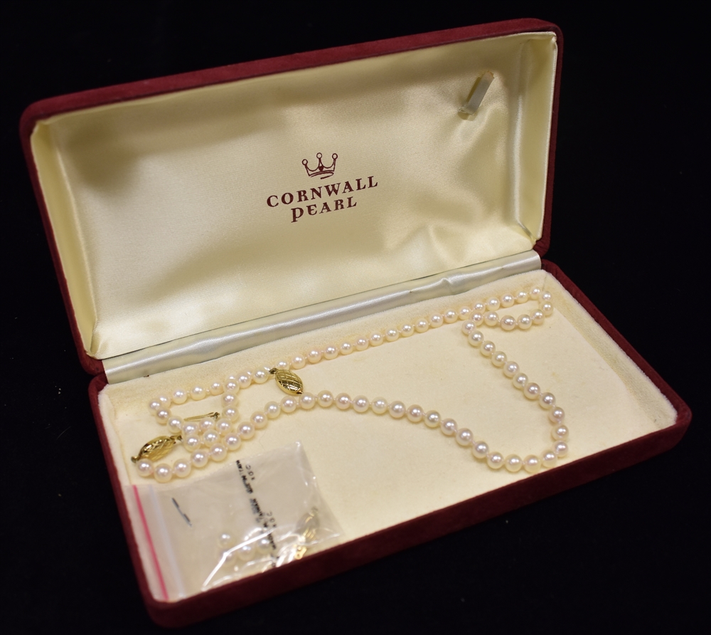A SINGLE ROW CULTURED PEARL NECKLACE with two 9ct gold oval snap clasps, the uniform cultured