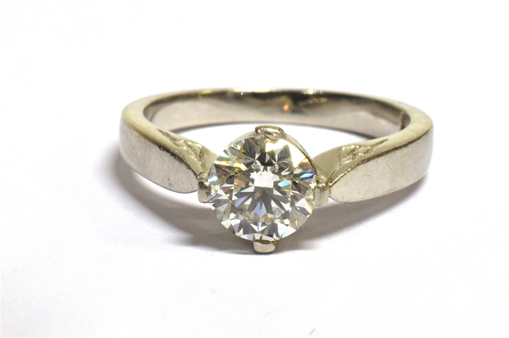 A 1 CARAT DIAMOND SOLITAIRE PLATINUM RING The round brilliant cut diamond weighing 1.01 carats, - Image 2 of 4