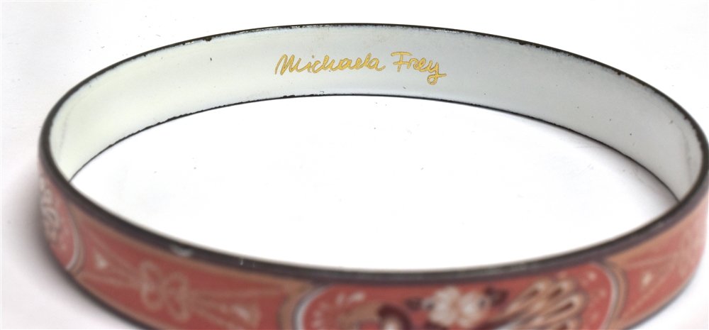 A MICHEALA FREY ENAMELLED METAL SLAVE BANGLE the round bangle 9mm wide with pink and white enamelled - Image 2 of 2