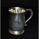 A SMALL SILVER MUG of baluster form on pedestal base, London Hallmark for 1925, 10 cms high,