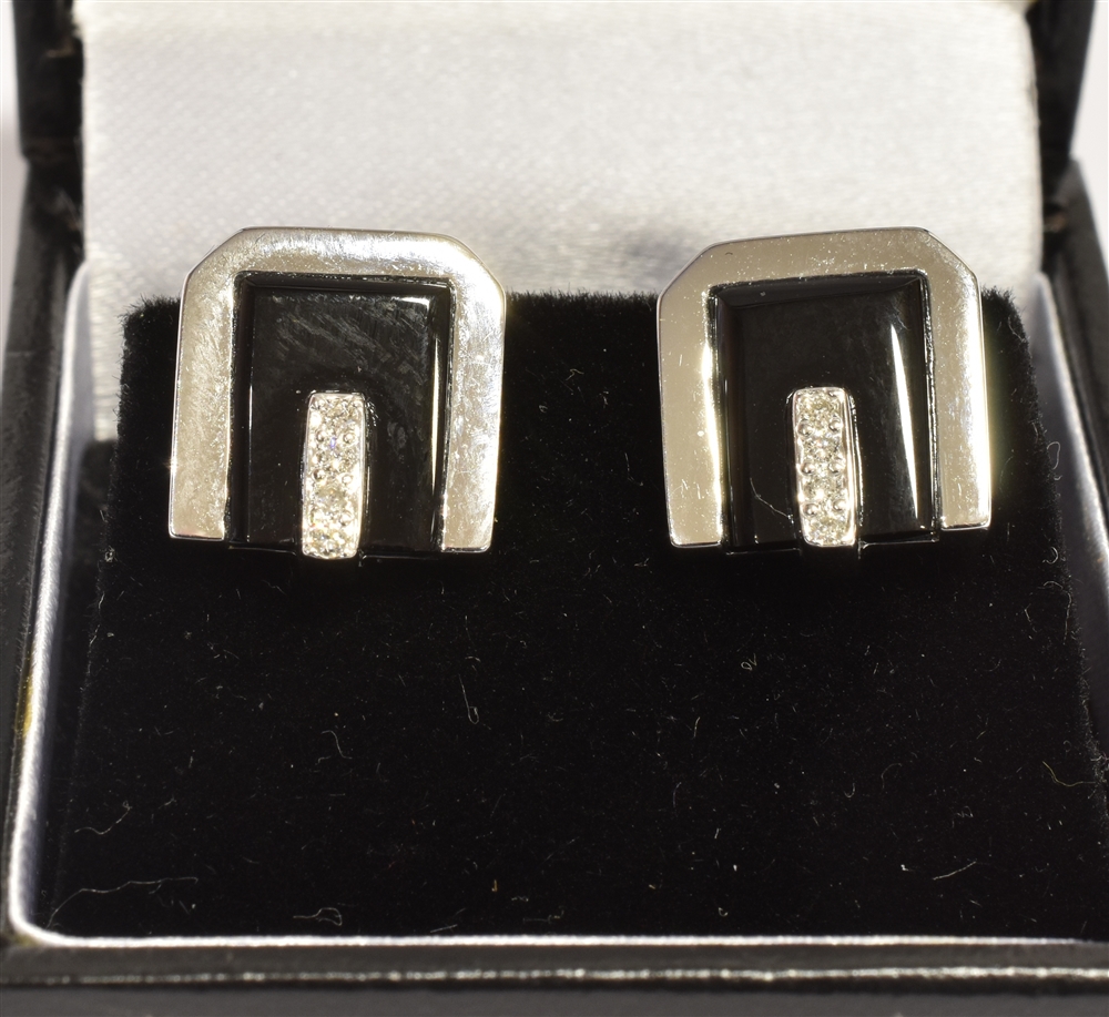 A PAIR OF 18CT WHITE GOLD DIAMOND AND ONYX SET CUFFLINKS each comprising four diamonds to onyx - Image 2 of 2