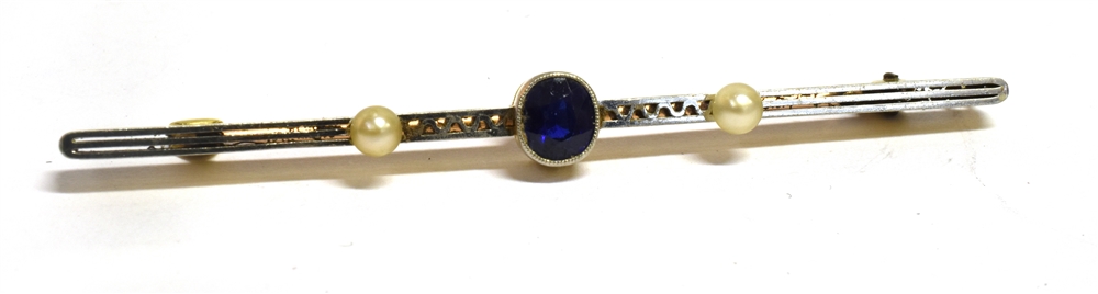 AN EDWARDIAN 15CT GOLD SAPPHIRE AND SEED PEARL BAR BROOCH small oval sapphire to centre 5mm x 4mm, a