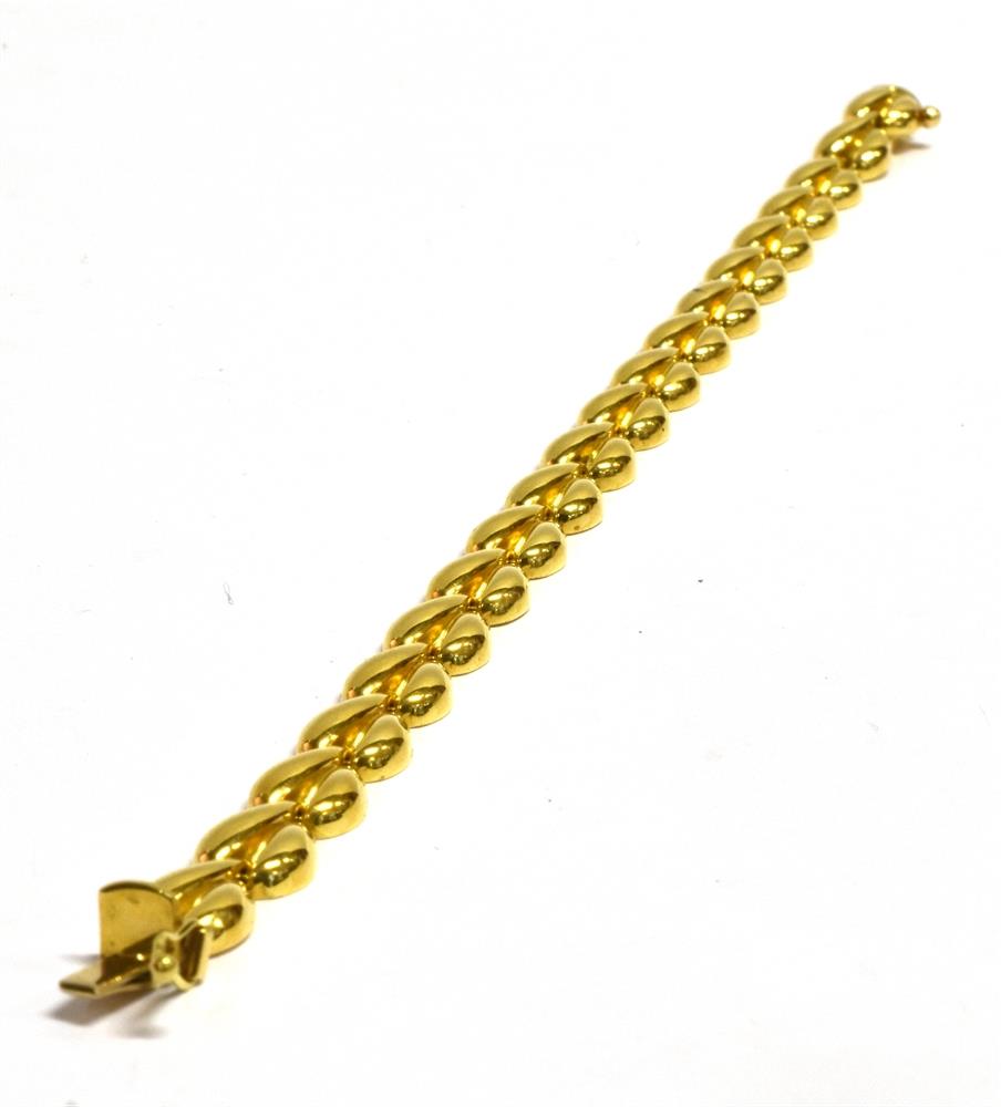AN 18CT YELLOW GOLD BRACELET the stylised heart shaped links to tongue snap clasp fastener, 19cm