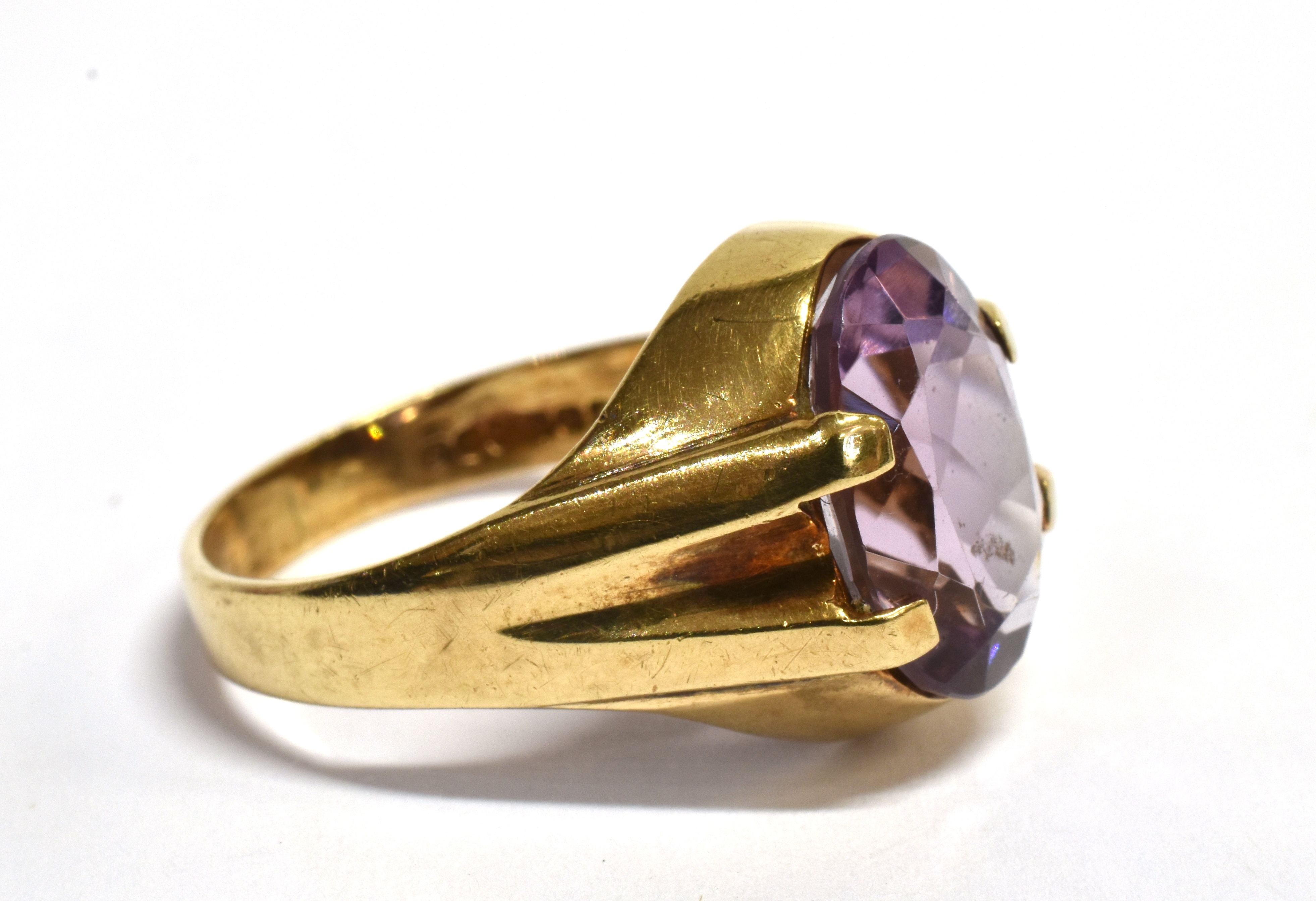 AN AMETHYST SINGLE STONE SIGNET RING The oval cut amethyst approx. 12mm x 9mm, claw set to a - Image 2 of 3