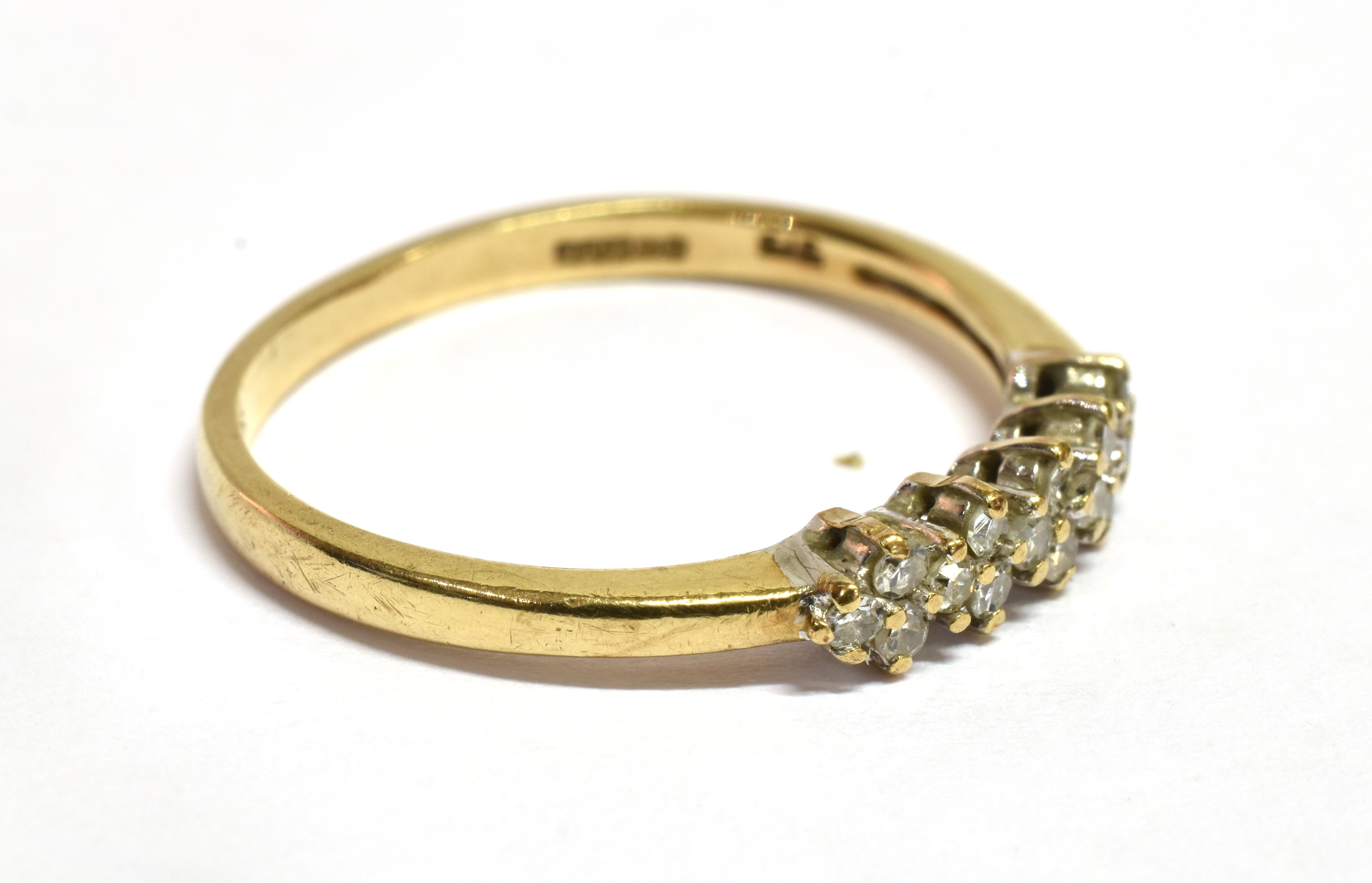 A DIAMOND SET 9CT GOLD RING The front claw set head comprising 16 small single cut diamond with a - Image 3 of 5