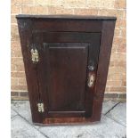 AN OAK WALL HANGING CORNER CABINET, with single door opening to reveal two fitted shelves, 93cm x