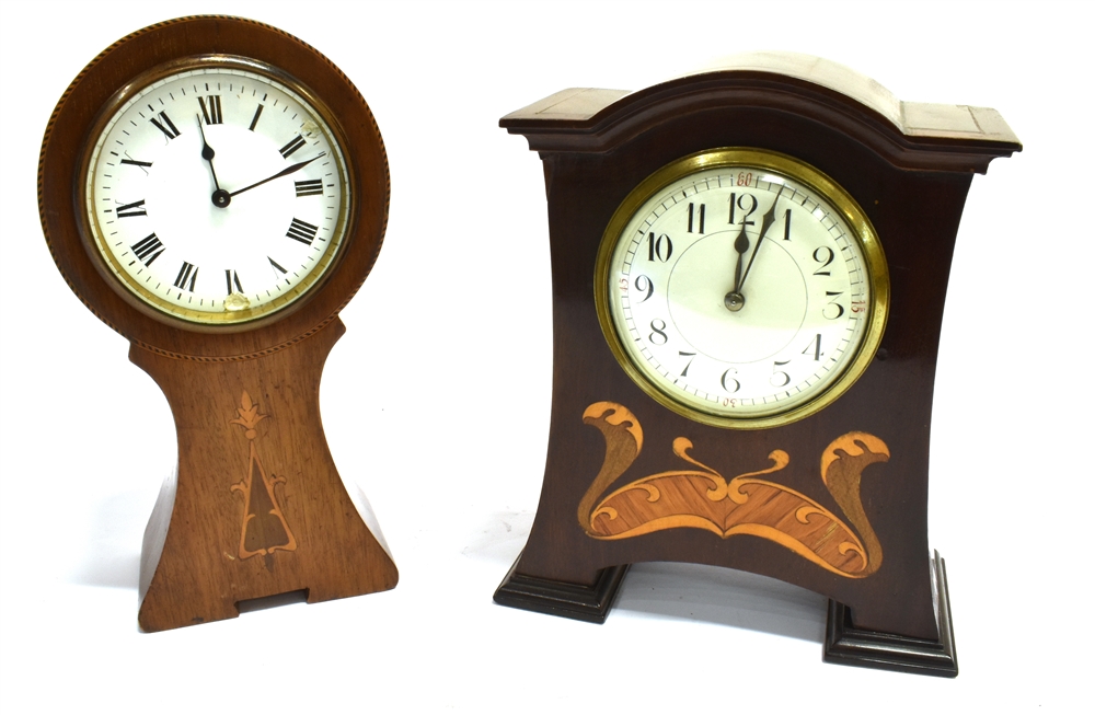 AN EDWARDIAN MAHOGANY MANTLE CLOCK with Art Nouveau style marquetry inlay, the enamel dial with