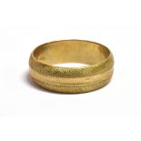 A GENT'S 9CT GOLD PATTERNED WEDDING BAND hallmarked 9ct gold with year 2000 millennium mark,