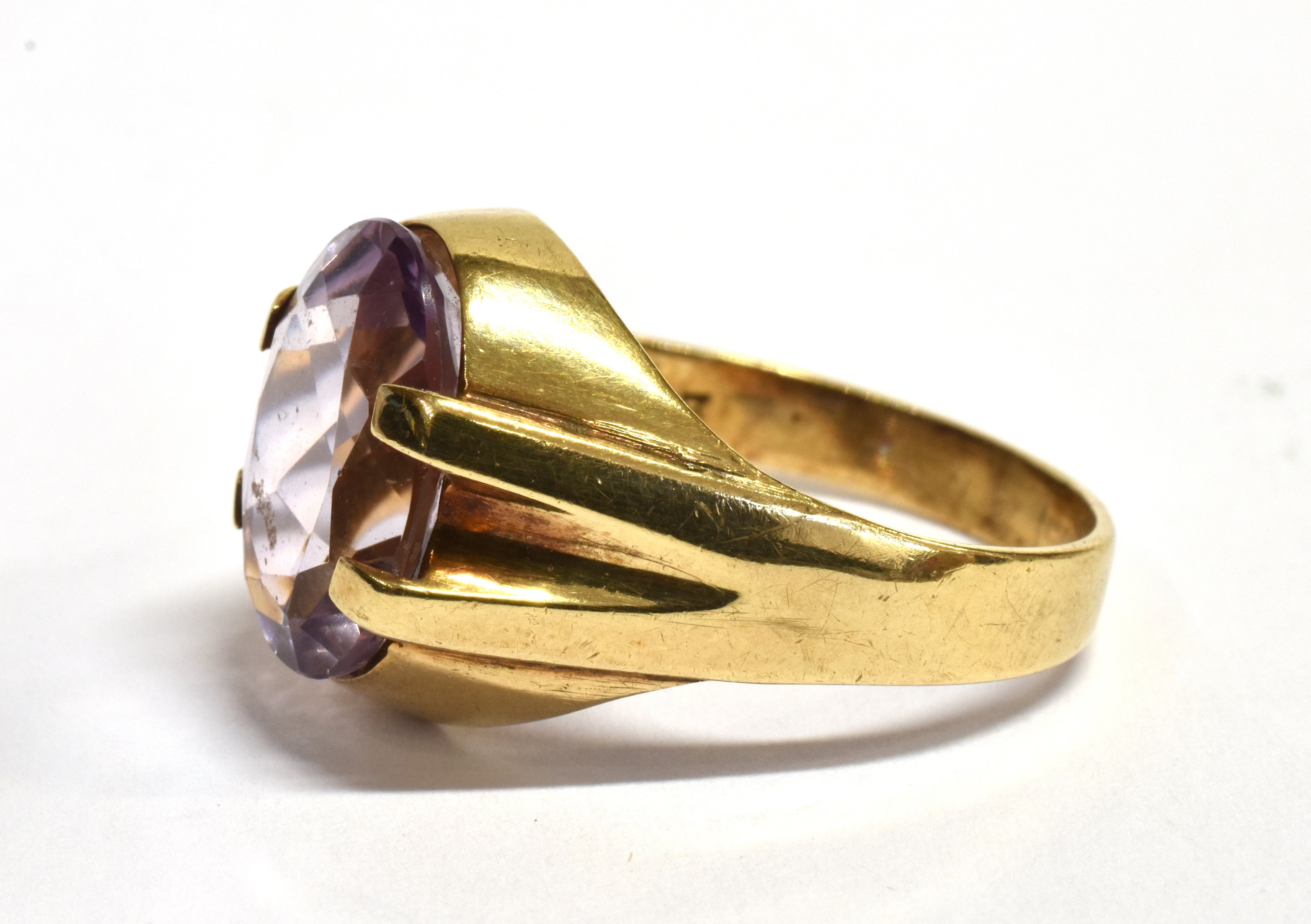 AN AMETHYST SINGLE STONE SIGNET RING The oval cut amethyst approx. 12mm x 9mm, claw set to a - Image 3 of 3
