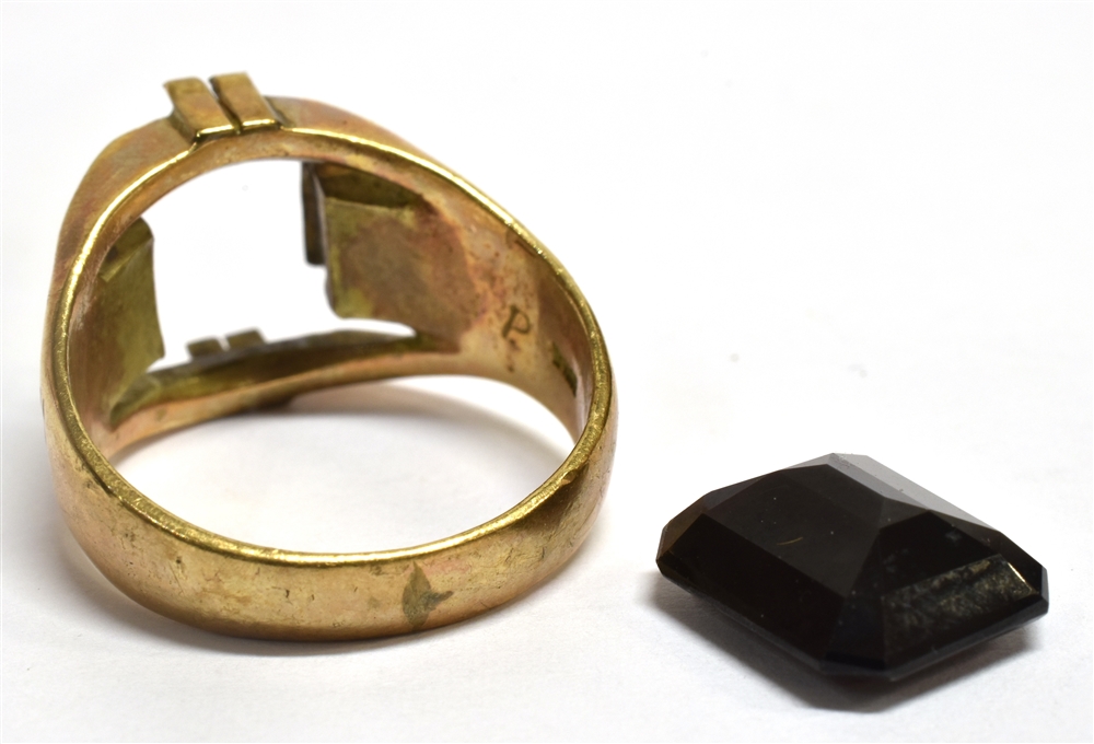 A 9CT GOLD GARNET DRESS RING The hallmarked ring with bark effect shoulders, size P, gold weight - Image 3 of 3