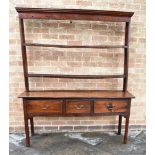 OAK WELSH DRESSER, the moulded cornice above an open plate rack top having two shelves, above a base