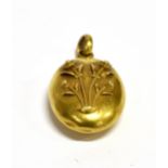 AN EDWARDIAN 15CT GOLD SMALL OVAL PENDANT With applied floral spray to front, 2cm high, Birmingham