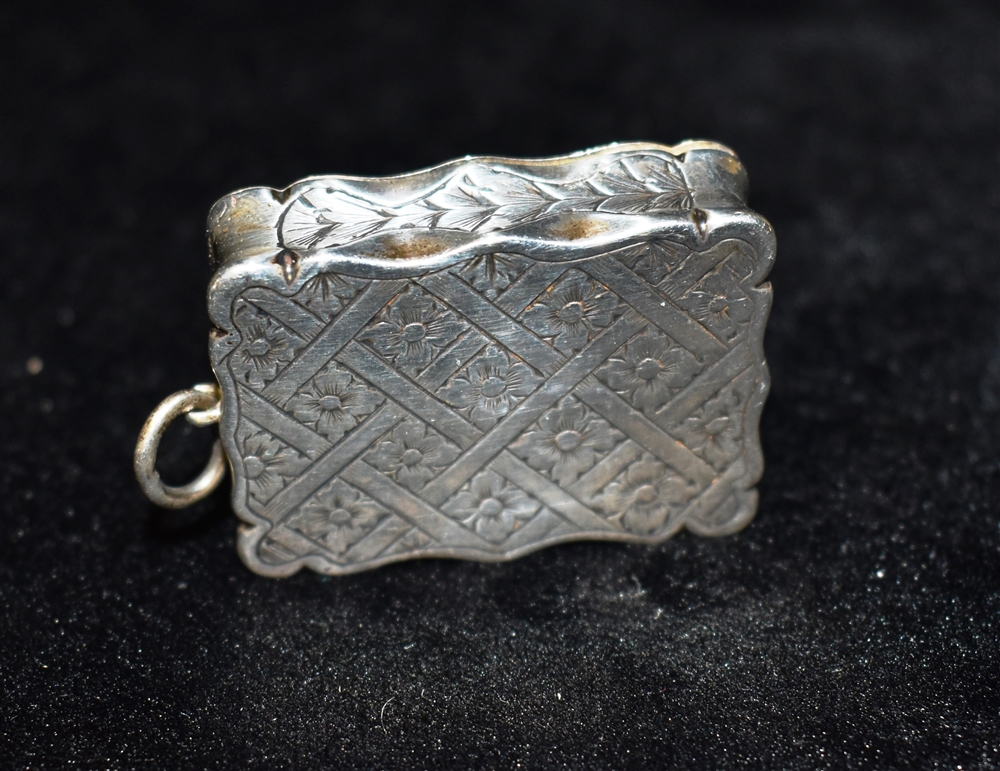 A VICTORIAN SMALL SILVER VINAIGRETTE By ASTON & SON the floral diaper decoration and plain centre - Image 4 of 4