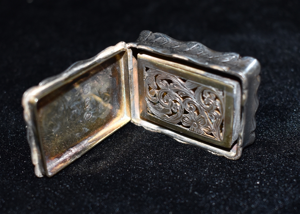 A VICTORIAN SMALL SILVER VINAIGRETTE By ASTON & SON the floral diaper decoration and plain centre - Image 3 of 4
