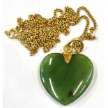 A JADE HEART 18CT GOLD PENDANT AND CHAIN The nephrite jade heart 3 cms x 2.5 cms to an 18ct gold