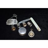 AN ASSORTED LOT OF SMALL SILVER ITEMS a silver and mother of pearl fruit knife, a small pill box