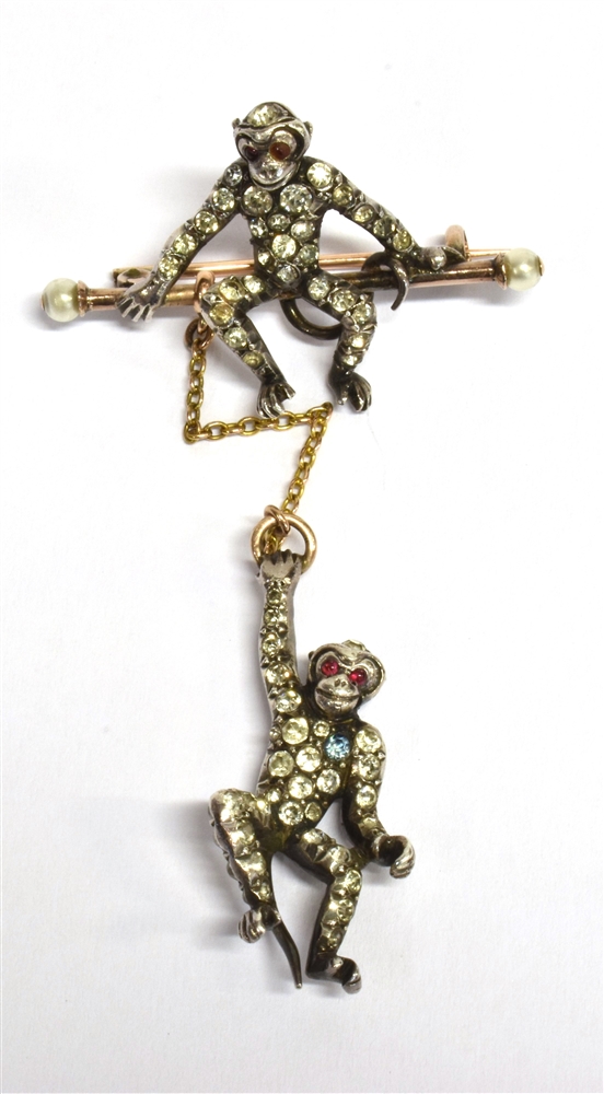 AN EDWARDIAN PASTE SET SILVER DOUBLE MONKEY BROOCH PIN The cheeky monkey brooch comprising two