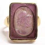 A GENT'S HALLMARKED 9CT GOLD STONE SET CAMEO RING The large rectangular purple glass with central