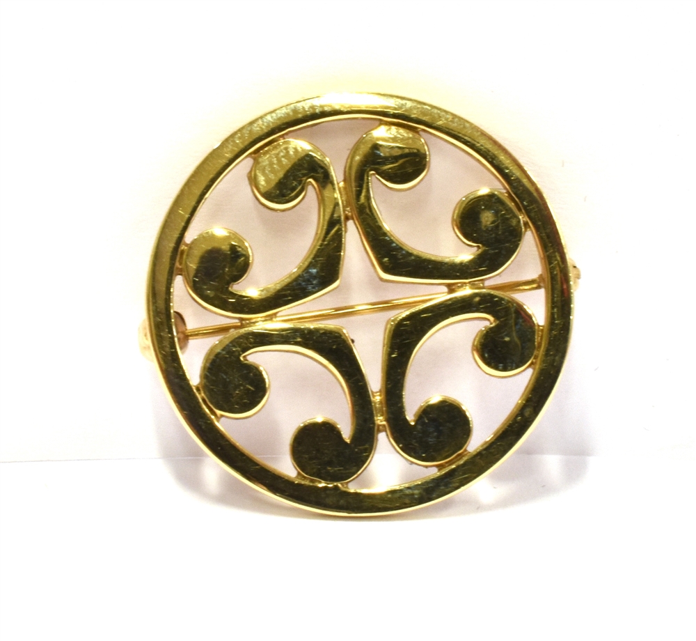 A MODERN SCOTTISH 9CT GOLD ORTAK BROOCH The circular Celtic design round brooch with C scroll