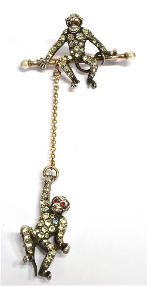 AN EDWARDIAN PASTE SET SILVER DOUBLE MONKEY BROOCH PIN The cheeky monkey brooch comprising two - Image 3 of 3