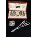 A BOXED PAIR OF SILVER SALTS By J Sherwood & Sons, 1902, the cauldron shaped salts with one original