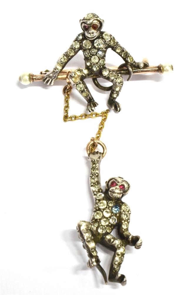 AN EDWARDIAN PASTE SET SILVER DOUBLE MONKEY BROOCH PIN The cheeky monkey brooch comprising two - Image 2 of 3