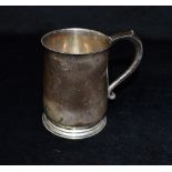A LARGE SILVER TANKARD Hallmarked for London 1948, weight 445g.