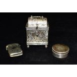 A SMALL CONTINENTAL SILVER/WHITE METAL CADDY on four ball feet, standing approx. 8.5cm high, some