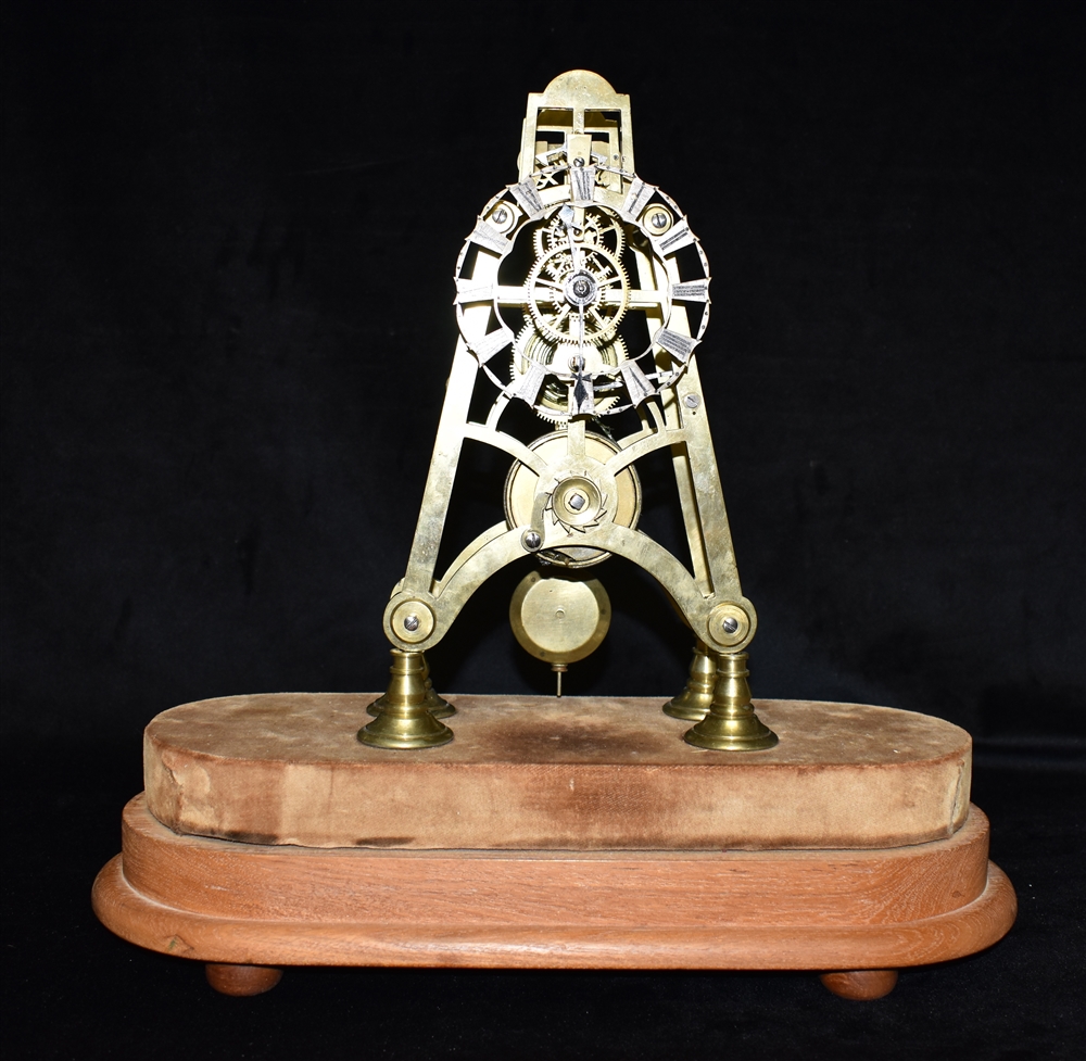 A SINGLE FUSEE BRASS SKELETON CLOCK unsigned, on velvet and wooden base with glass dome, 46cm high - Bild 2 aus 4