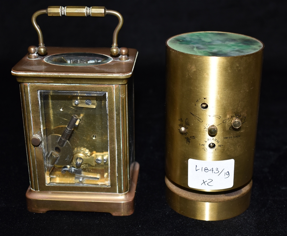 A BRASS CASED CARRIAGE CLOCK 11.5cm high with handle down, and a mid-century Swiza cylindrical - Bild 2 aus 2