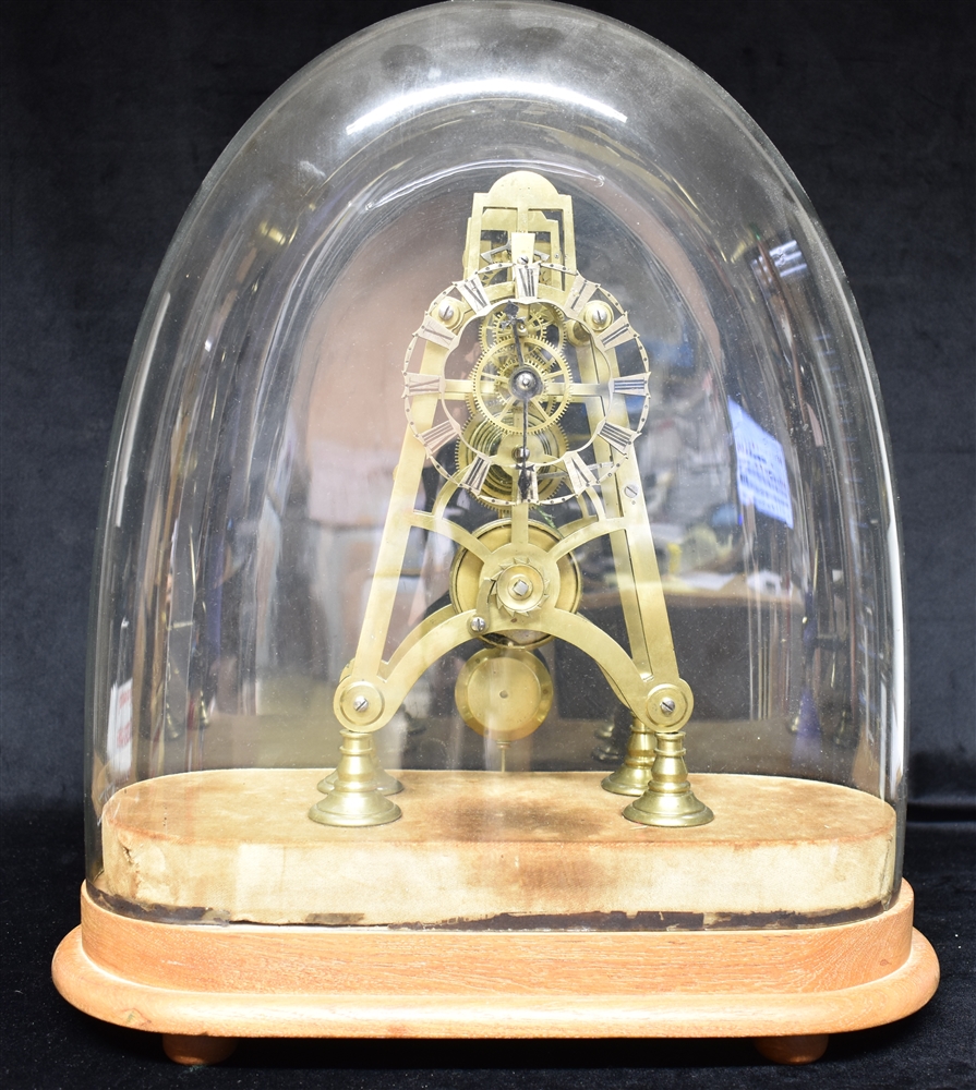 A SINGLE FUSEE BRASS SKELETON CLOCK unsigned, on velvet and wooden base with glass dome, 46cm high - Bild 4 aus 4