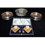 A CASED PAIR OF SILVER AND GILT LINED SMALL SHELL DISHES on three ball feet, hallmarked for