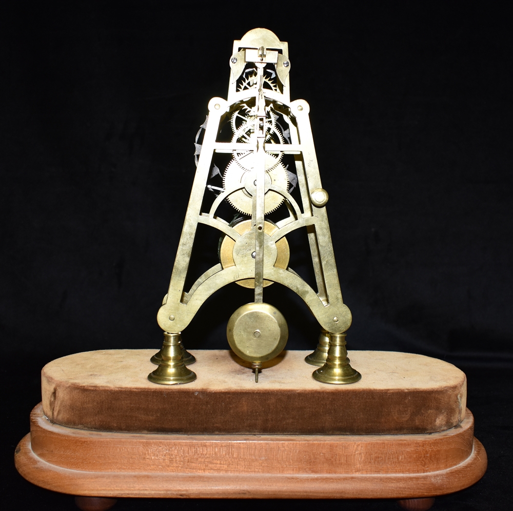 A SINGLE FUSEE BRASS SKELETON CLOCK unsigned, on velvet and wooden base with glass dome, 46cm high - Bild 3 aus 4