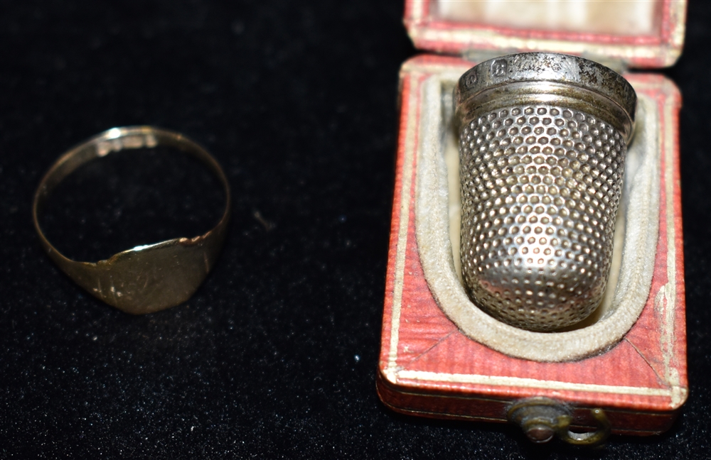 A SMALL 9CT GOLD SIGNET RING With markings to the Bezel, hallmarked for Chester 1952, ring size N, - Image 5 of 5