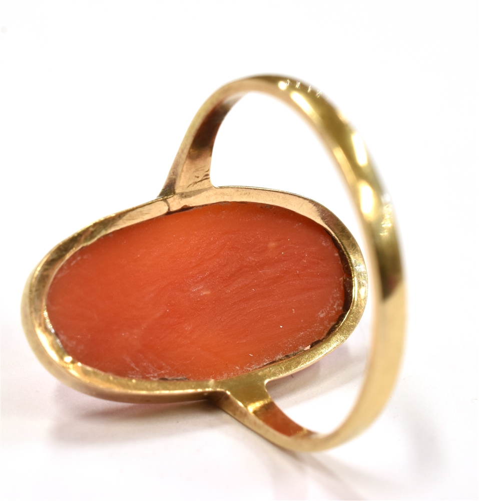 A CAMEO COCKTAIL RING With the coral coloured hardstone cameo measuring approx. 2cm by 1cm on a - Image 4 of 5