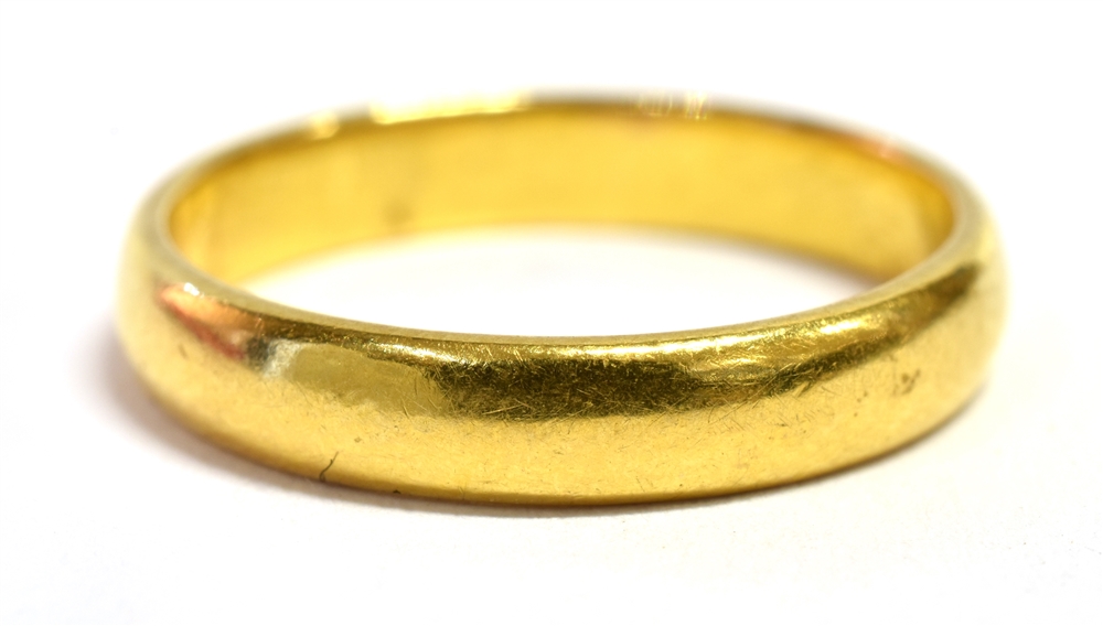 A 22CT GOLD BAND RING Hallmarked for Birmingham 1902, ring size K ½ weight approx. 3.3 grams