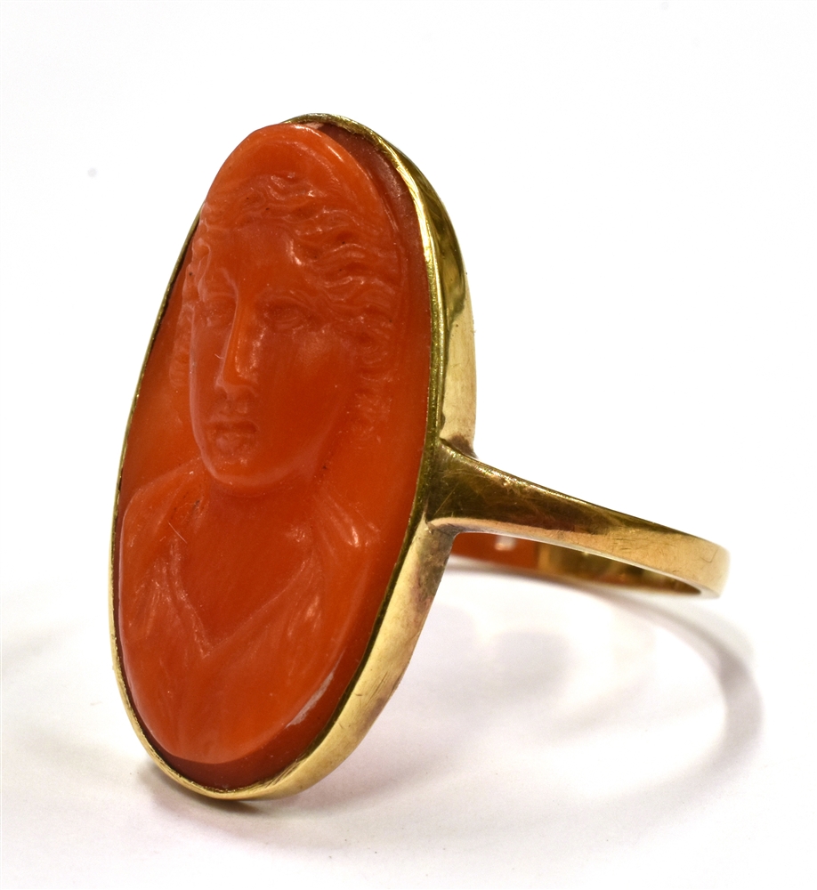 A CAMEO COCKTAIL RING With the coral coloured hardstone cameo measuring approx. 2cm by 1cm on a - Image 3 of 5