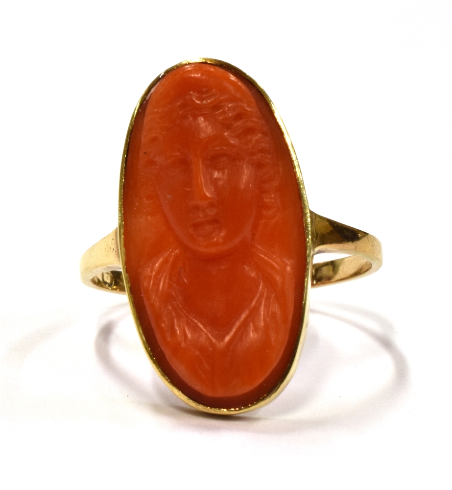 A CAMEO COCKTAIL RING With the coral coloured hardstone cameo measuring approx. 2cm by 1cm on a - Image 5 of 5