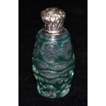 A SILVER TOPPED GREEN FLASH CUT SCENT BOTTLE Measuring approx. 7.5 cm tall Condition Report : The